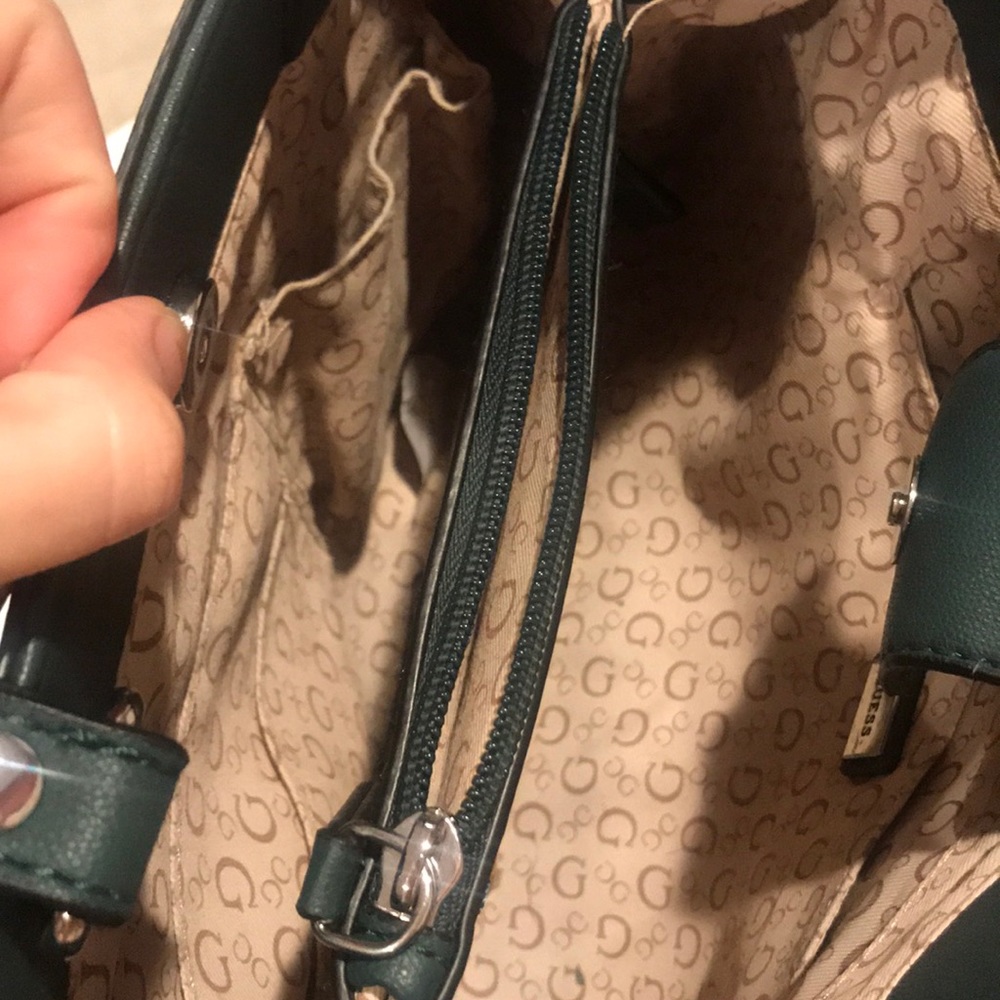 Guess purse - Picture 5 of 5